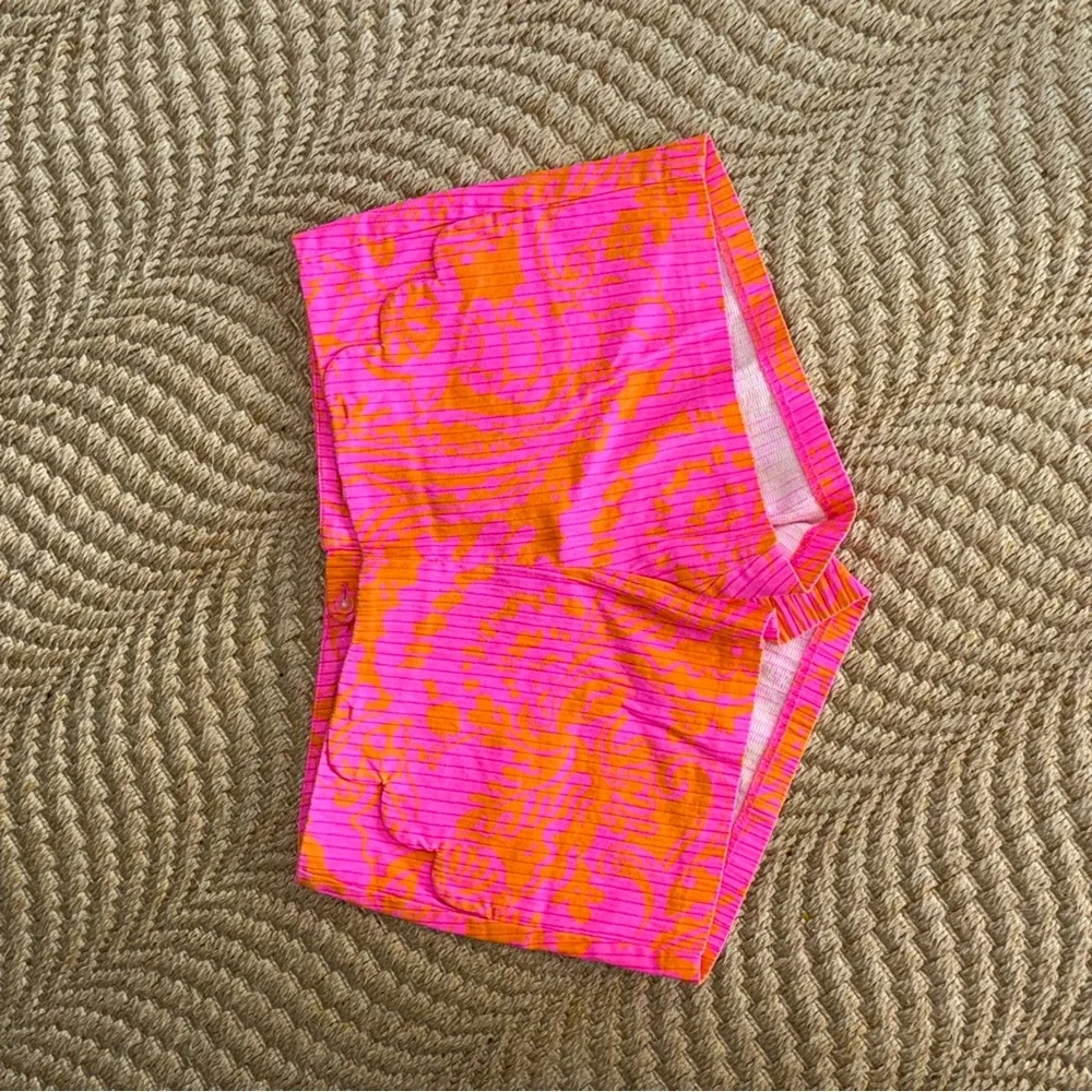 Lilly Pulitzer Neon Pink Orange Shorts Size 4 Woman’s 3” inseam Scallop Edge